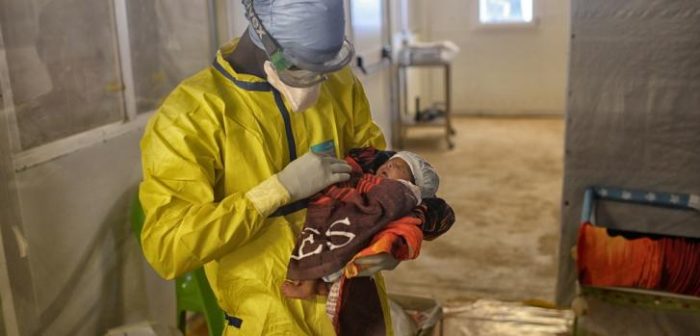 Nubia contrajo ébola de su madre, Mamasta, que murió doce días atrás. Es cuidada en el Centro de Tratamiento de MSF en Conakry por un sobreviviente de ébola que fue inmunizado.  ©Samuel ArandaSamuel Aranda