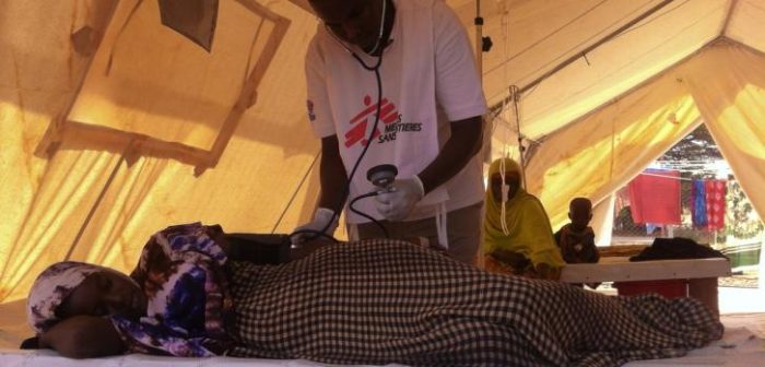 Atención en el centro de tratamiento de cólera de Médicos Sin Fronteras en el campo de Dagahaley. ©MSF