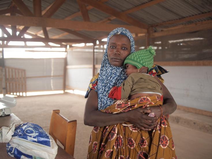 Foureza Noura, de 31 años, viajó 130 kilómetros en el automóvil de un comerciante para llevar a su hijo Bassirou de 9 meses al centro de salud de Médicos Sin Fronteras. “En Nigeria, tienes que pagar por la atención médica y la calidad es mala.