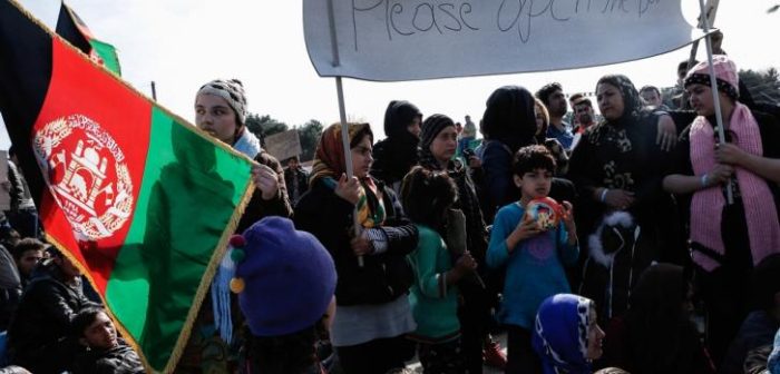 "Por favor abran la frontera" dice el cartel que sostienen refugiados afganos varados en la frontera entre Grecia y Macedonia, cerrada para ellos. ©Konstantinos Tsakalidis/SOOC