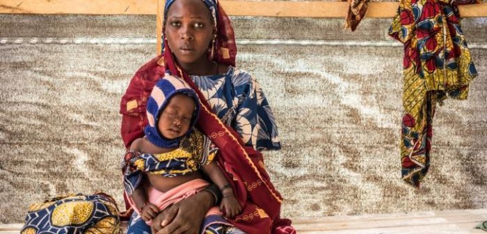 La continua violencia de los ataques de Boko Haram en la región de Diffa, Níger, causó el éxodo de 300.000 personas que viven en condiciones muy precarias. Como Rambo Daoua, de 22 años, que trajo a su hijita de un año, Zara, al centro de salud de Ngaroua. ©Sylvain Cherkaoui / Cosmos for MSF