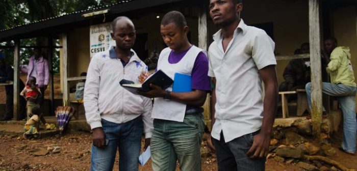 Parte de nuestro equipo junto al personal del centro de salud de Biakato, República Democrática del Congo, en 2016.Natacha Buhler/MSF