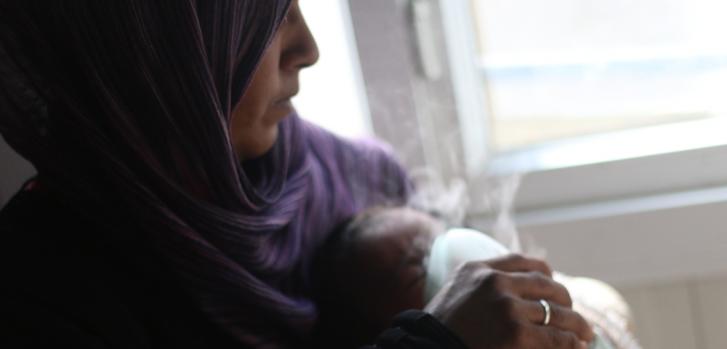 Una madre nebuliza a su hijo en el hospital de MSF en el distrito de Azaz, Alepo, norte de Siria.  ©Mahmoud Abdel-rahman