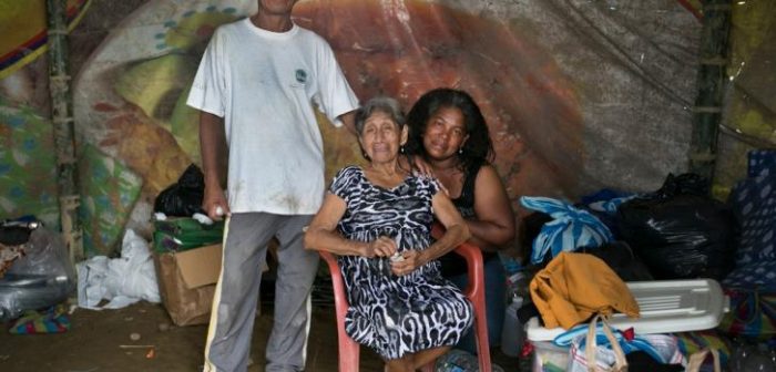 Mariana con su marido y su suegra en el refugio en Portete tras perder su casa en el terremoto de Ecuador ©Albert Masias/MSF