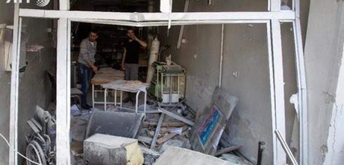 Inspeccionando daños en el hospital de Al Quds en abril de 2016. ©Karam Al-Masri/AFP