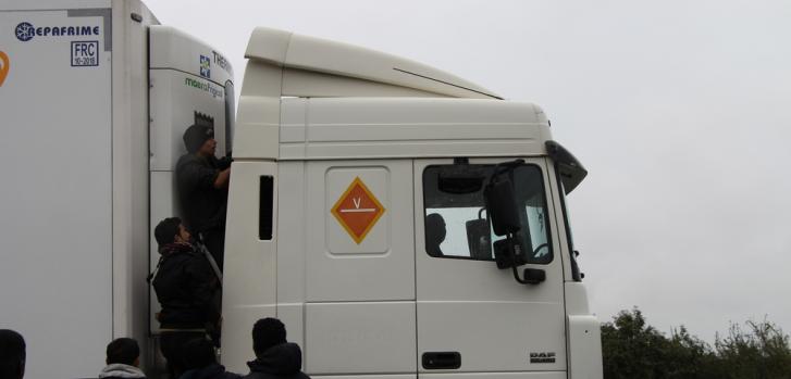 Refugiados que viven en "La Jungla" de Calais (Francia) tratan de cruzar a Inglaterra trepándose a los camiones. ©Mohammad Ghannam/MSF