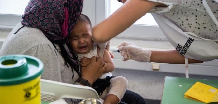 Vacunación de un bebé, refugiado afgano, en Grecia. ©Pierre-Yves Bernard/MSF