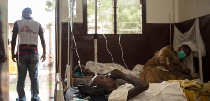 Prisca Mongouane, 41 años, vive en el campo de desplazados en Bangui, República Centroafricana. Ella es VIH positivo y fue admitida en el hospital comunitario por una recaída de Tuberculosis abdominal. © Alexis Huguet/MSF