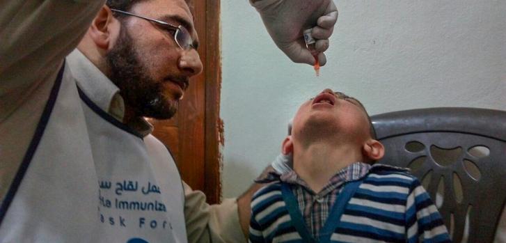 Dr. Hussein atendiendo a un niño en un hospital apoyado por Médicos Sin Fronteras al este de Alepo