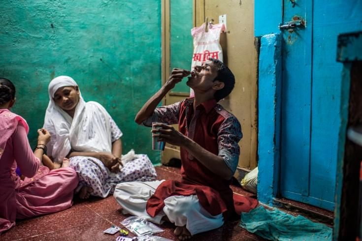 Hanif, paciente de XDR-TB, tomando su medicación diaria para la TB en su casa, en Mumbai (India).