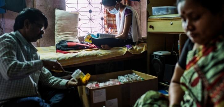Nischaya, una paciente con TB-XDR, en su hogar en la región Ambedkar Nagar de Mumbai, estudiando para sus exámenes. A un lado de su cama, su padre ordena su caja con medicamentos para la tuberculosis.Atul Loke/Panos Pictures