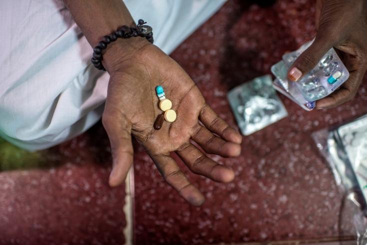 Hanif, paciente con tuberculosis multiresistente, toma su medicación diaria contra la enfermedad en su casa, en el área de Govandi de Mumbai, India. Foto: 2016Atul Loke/Panos Pictures