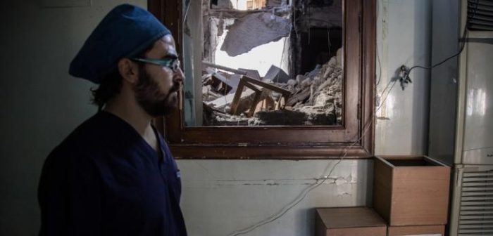 El doctor Abu Wasim, en un hospital del este de Alepo que fue bombardeado a mediados de octubre. Foto del 10 de noviembre. ©KARAM ALMASRI/MSF