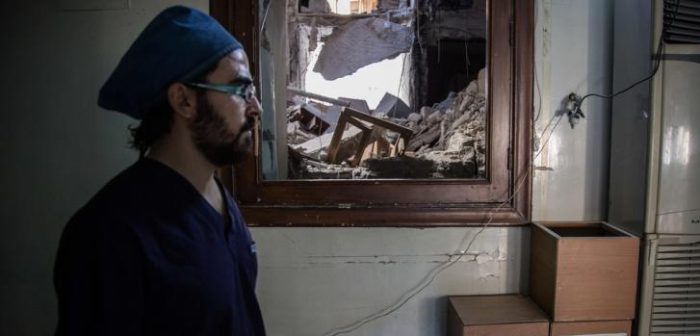 Uno de los siete cirujanos que quedan en el este de Alepo dentro de un hospital destruído por las bombas ©KARAM ALMASRI/MSF