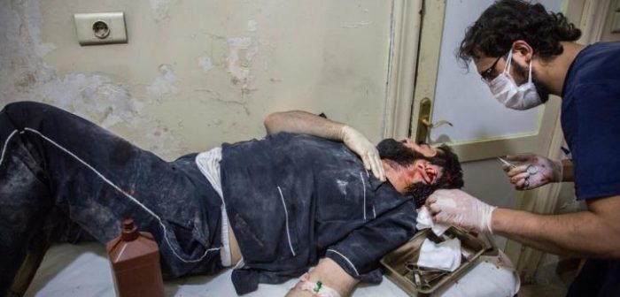 Un doctor atiende a un hombre herido por bombardeos en el distrito de Bab Al Nayrab, este de Alepo, Siria ©KARAM ALMASRI/MSF
