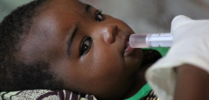 Nana Hanissa (10 semanas de vida) recibe la segunda dosis de la nueva vacuna contra el Rotavirus en Maradi, Níger ©Séverine Bonnet / MSF