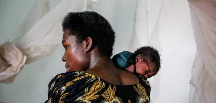 Madre y recién nacido en la sala post parto de la maternidad de Médicos Sin Fronteras ©Louise Annaud/MSF