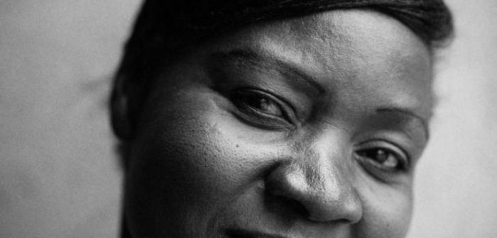 Fortunate es seropositiva. Forma parte de un grupo de apoyo comunitario en Epworth, en las afueras de Harare. ©Rachel Corner/De Beeldunie