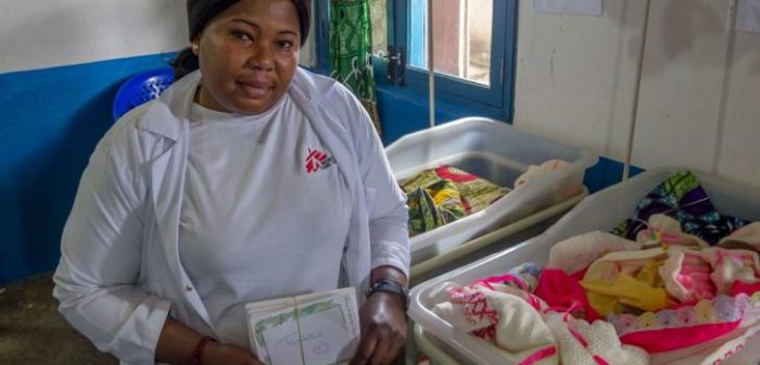 Florence Fongo, enfermera, en la unidad neonatal, orgullo del hospital de Gety, República Democrática del Congo © Thibaud Eude/MSF