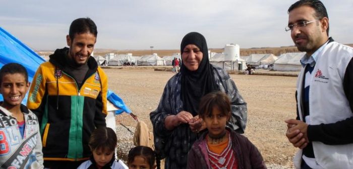Un consejero de Médicos Sin Fronteras (MSF) informa a una familia sobre los servicios psicológicos que ofrecemos. Campo de desplazados provenientes de Mosul. ©Brigitte Breuillac/MSF