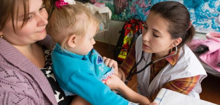 Ekaterina Pavlovna de 32 years años y su hija de 2, Tanya, durante una consulta médica con la Dra. Olga Taushan. La clínica móvil de MSF en Stepanivka se lleva adentante en un jardín de infantes, que también es usado parcialmente como un centro de salud. ©Maurice Ressel