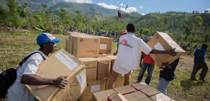 Logista de Médicos Sin Fronteras y miembros de la comunidad de Bollosse en plena distribución de ayuda en las áreas más remotas de Jérémie y Cayes, Haití, enero de 2017 ©Jeanty Junior Augustin