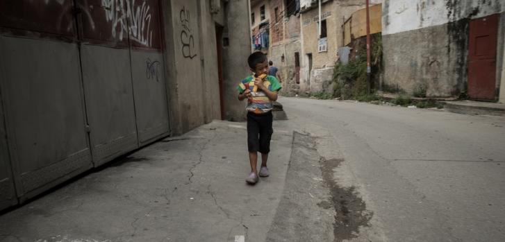 Un niño caminando por Petare, dentro del área metropolitana de Caracas. 2016Marta Soszynska/MSF
