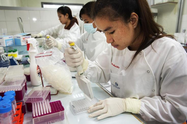 Parte del equipo en el Instituto Pasteur de Camboya, en Phnom Penh, realiza pruebas de malaria en Camboya (2016).