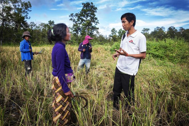 En Preah Vihear, Camboya, una enfermera de Médicos Sin Fronteras habla con una mujer que dio positivo por malaria, para programar una cita y comenzar el tratamiento esa misma noche (2016).