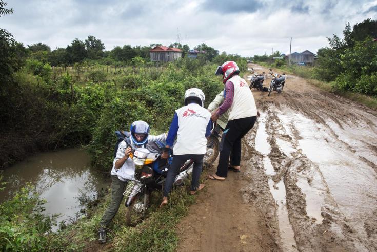 La temporada de lluvias hace que sea difícil para los equipos de Médicos Sin Fronteras viajar por las provincias de Preah Vihear en Camboya (2016).