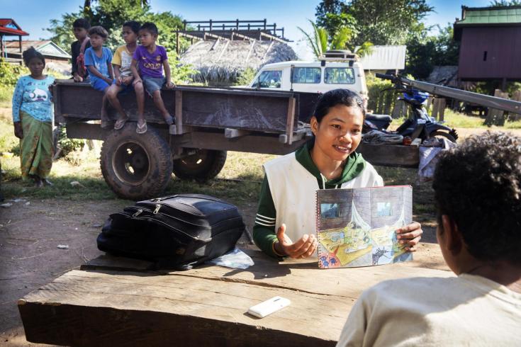 Un miembro del equipo de MSF realiza actividades de promoción de la salud en Preah Vihear, Camboya (2016).