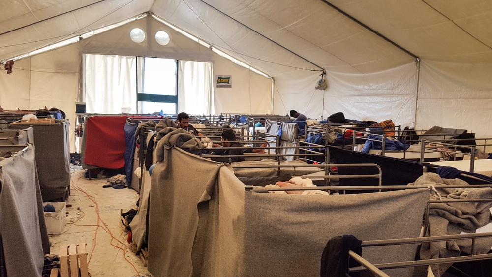 Unos ochenta refugiados y migrantes de Bangladesh y Pakistán viven dentro de esta gran tienda de campaña. Unos ochenta refugiados y migrantes de Bangladesh y Pakistán viven dentro de esta gran tienda de campaña.