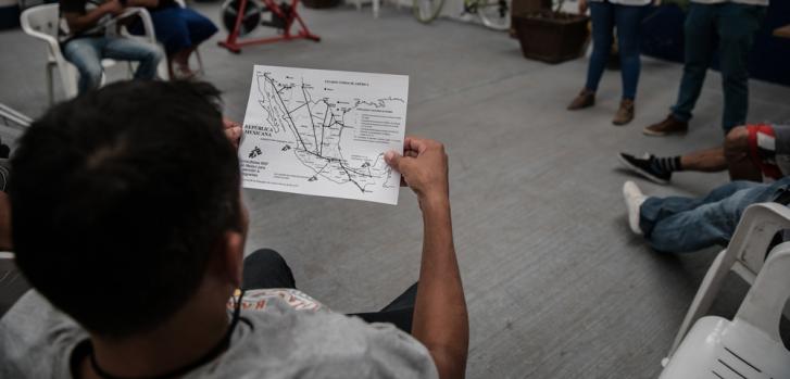Un migrante hondureño observa el mapa de México. Muchos de los jóvenes migrantes no son conscientes de la distancia geográfica y del climatología extrema que les espera en el camino hacia la frontera estadounidense. Marzo 2017.Marta Soszynska/MSF