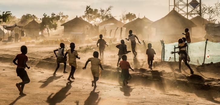 Niños sursudaneses jugando en un campo en Bidibidi, Uganda. Junio 2017.Frederic NOY/COSMOS