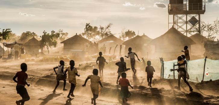 Foto de archivo del 3 de mayo de 2017: niños jugando en el campo para refugiados de Bidibidi, en Uganda.Frederic NOY/COSMOS.