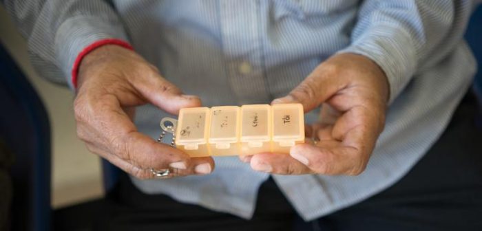 Din Savorn, de 50 años, muestra su caja de pastillas mientras espera que lo atiendan en la clínica de MSF Hepatitis C en el Hospital Preah Kossamak en Phnom Penh, Camboya, el 20 de abril de 2017. ©Todd Brown