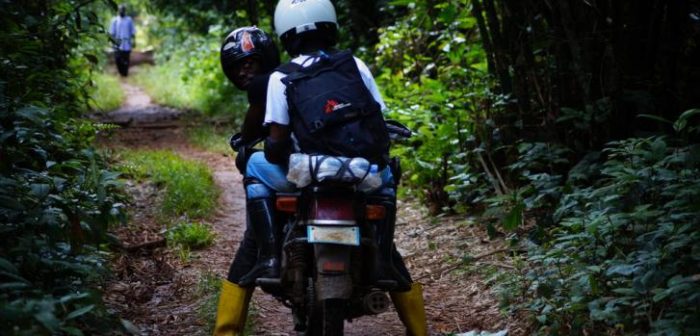 Campaña de vacunación contra el sarampión: miembros de nuestros equipos llegan a los pueblos remotos la zona de Bolomba, en la provincia de Ecuador, República Democrática del Congo. ©Candida Lobes/MSF