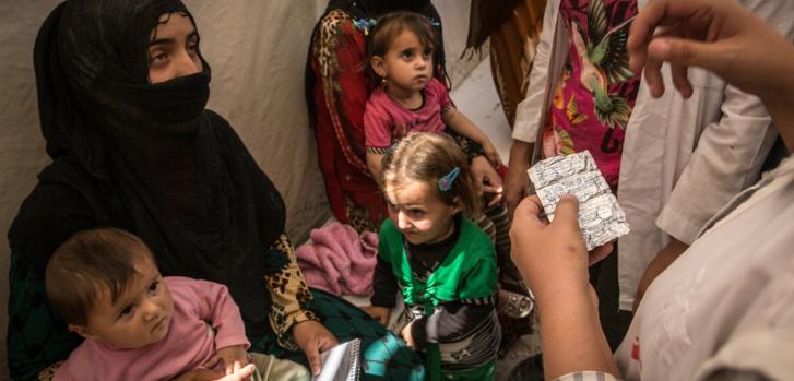 En la sala de espera del campo Ain Issa, en el norte de Siria, nuestro equipo de médicos revisan a una niña siria desplazada proveniente de Raqqa. ©Chris Huby