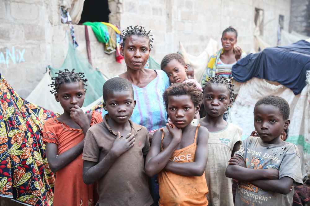 Fotografía de Judith y sus hijos en Filtisaf, un asentamiento informal en las afueras de Kalemie, República Democrática del Congo.