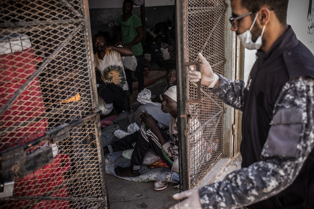 Fotografía que muestra a un guardia cerrando la puerta de una celda en el centro de detención en Abu Salim, en Trípoli, Libia.