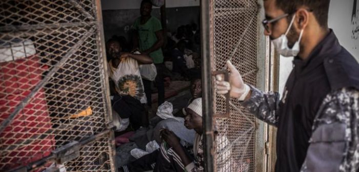 Un guardia cierra la puerta de una celda en el centro de detención de Abu Salim, en Trípoli, Libia. Marzo de 2017Guillaume Binet/Myop