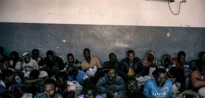 Hombres detenidos en el centro de detención Abu Salim. Los detenidos permanecen días y meses en los centros de detención en Libia, sin saber cuando van a ser liberados. © Guillaume Binet/Myop