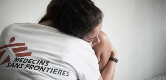 Esta paciente de 18 años ha acudido a la clínica de Choloma, México, para recibir atención médica y de salud mental después de sufrir violencia doméstica. Tiene 2 meses de embarazo.
Christina Simons/MSF