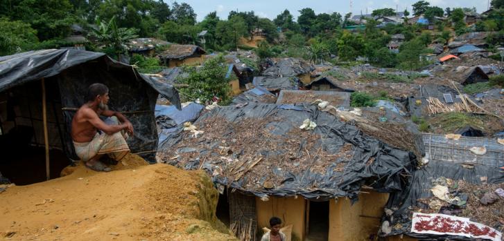 Un hombre observa el campo improvisado de Kutupalong, uno de los principales asentamientos preexistentes en donde algunos de los 500,000 rohingyas recién llegados han buscado refugio. ©Antonio Faccilongo