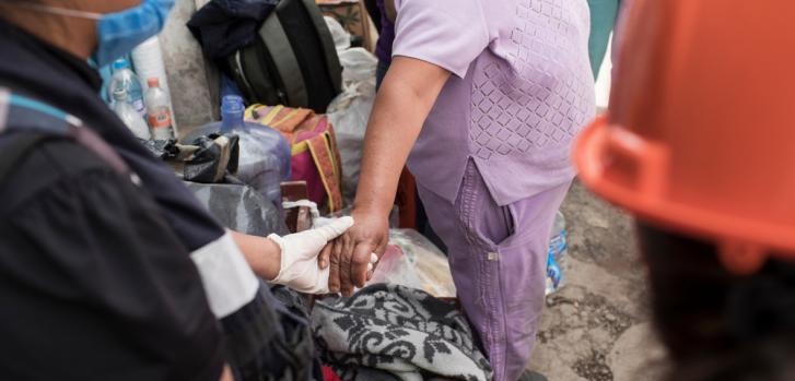 Ernestina Fuenleal (62 años, de violeta en la foto) junto a vecinos y rescatistas al frente de su casa que ha quedado inhabitable tras ser seriamente afectada por el terremoto en México. ©Jordi Ruiz Cirera