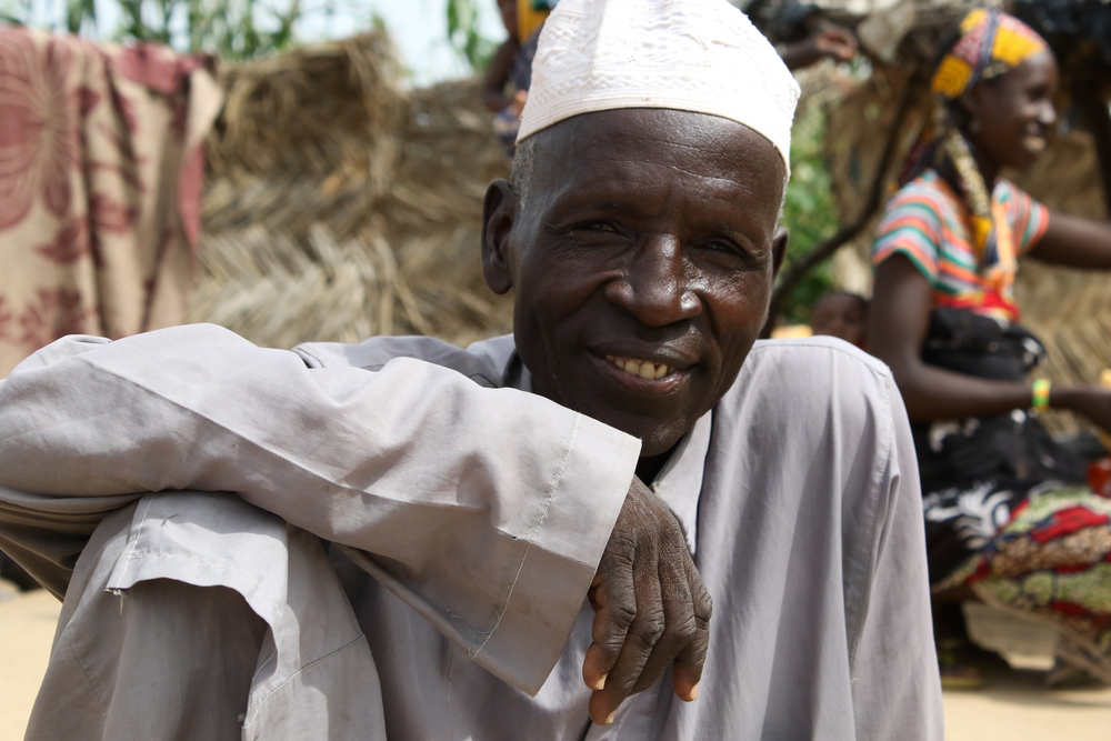 Moussa Adamou, el esposo de Absatou, en su casa en el pueblo de Zazari Foulani. Moussa es el líder de la comunidad de las 70 familias de Peul que viven en Zazari Foulani. Él y Absatou tienen siete hijos. Él tiene otros tres hijos con su segunda esposa.