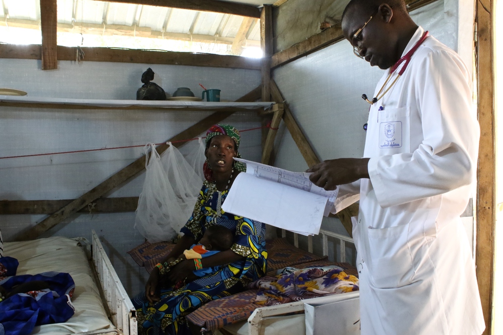 Rondas con el Dr. Moussoubahou Malam Oumarou en el séptimo día de la hospitalización de la hija de Absatou.