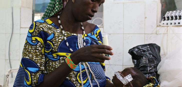 La pequeña Fassouma fue remitida por el equipo de MSF al hospital de Magaria para ser tratada por malaria grave, gastroenteritis y una infección respiratoria. ©Sarah Pierre/MSF