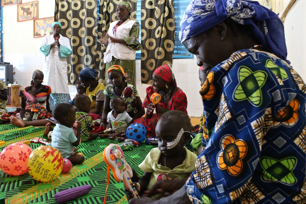 Sarah Pierre/MSF - Hospital de Madaoua -  Una sesión psicológica para niños que padecen desnutrición a cargo de Saratou Rabe Nanaka y Seybou Sakada. Cada día, los equipos de MSF organizan actividades psicológicas para los niños y sus madres. 