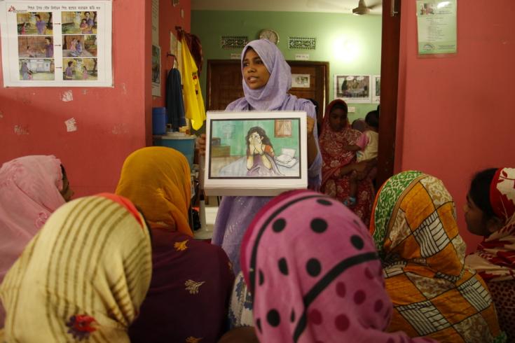 Mujeres en la sala de espera de la clínica de salud de MSF en Kamrangirchar. Mientras esperan para acceder a los servicios de planificación reproductiva y familiar que ofrece la clínica, reciben educación sobre violencia sexual y apoyo disponible.